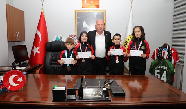 Başkan Mehmet Ata, başarılı karatecileri makamında ağırladı