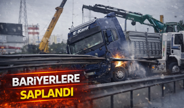 Arifiye’de Korkutan Kaza: Tır Bariyerlere Saplandı