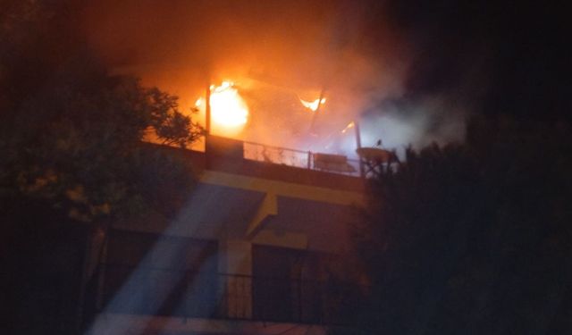 Erdek'te çatıda çıkan yangın hasara yol açtı