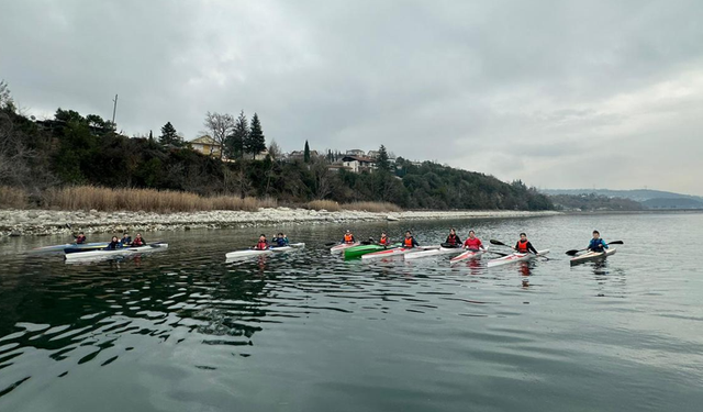Serdivan’da gençler kano ve kürek sporlarıyla gelişiyor