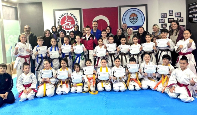 Minik karateciler kemer atladı