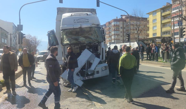 Tır, Motosiklet ve Kamyona Çarptı: 5 Kişi Yaralandı