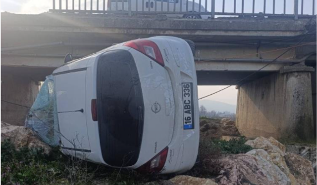 İnegöl’de Feci Kaza: Araç Köprüden Dereye Uçtu, Sürücü Yaralandı