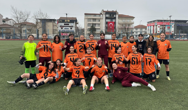 Sakarya Kadın Futbol takımı çeyrek final peşinde