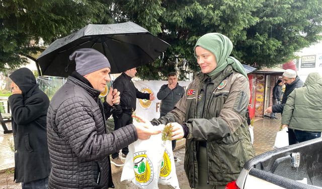 Hendek'te fidan dağıttılar!