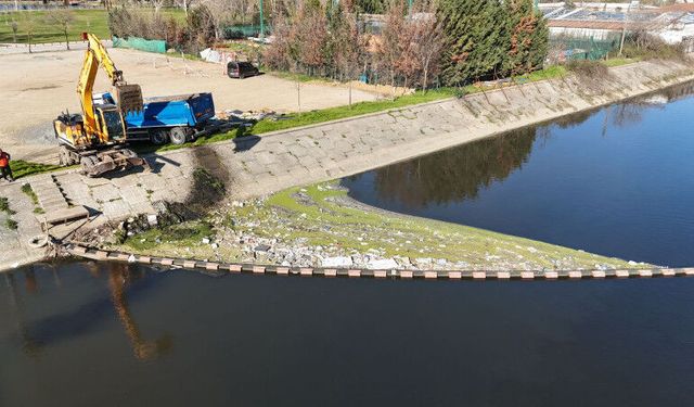 Kocaeli Büyükşehir Belediyesi, atıkları İzmit Körfezi'ne ulaşmadan engelliyor