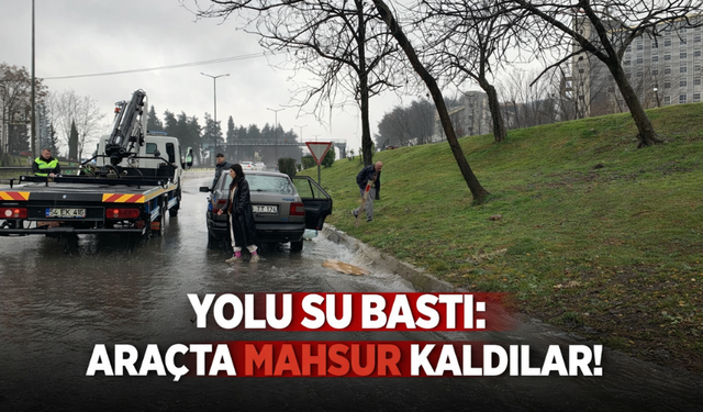 Yolu Su Bastı: Araçta Mahsur Kaldılar!
