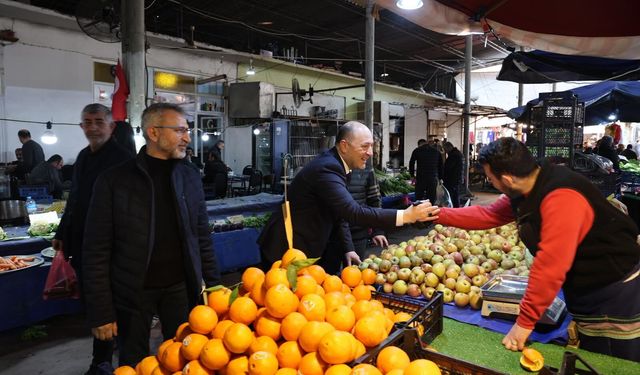Bayram Sonrası İlk Pazarda Yoğunluk: Başkan Yıldız Esnaf ve Vatandaşlarla Buluştu