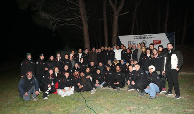 Profesyonel dalgıç, 18 Mart anısına dünya rekoru için Anzak Koyu'nda suya girdi