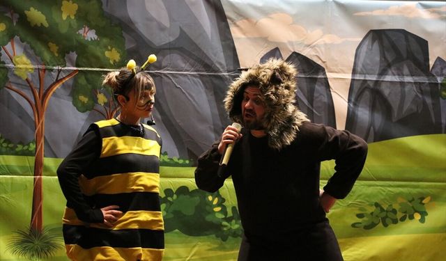 Tiyatrocu çift çocukların hayal dünyasına dokunmak için sahnede