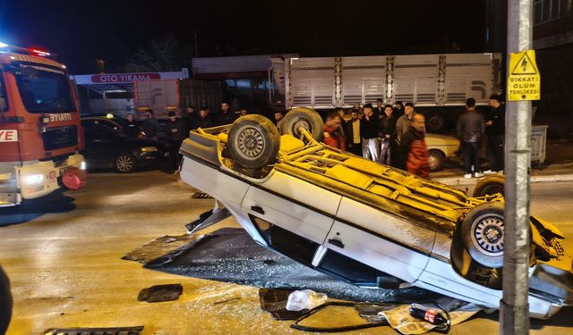 Balıkesir'de takla atan otomobildeki 2 kişi yaralandı