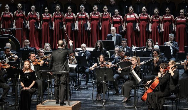 Bursa'nın Fethinin 700. Yılı Konseri'nde 'Yedinci Asrın Neşidesi' ve senfonik mehter seslendirildi