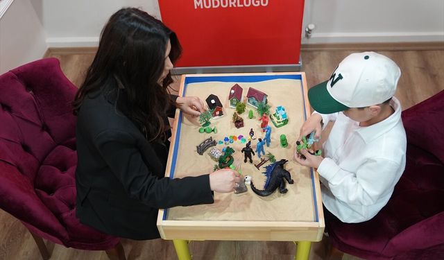 Devlet korumasındaki çocuklar travmalarının izlerini 'kum terapisiyle' siliyor