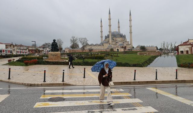 Edirne'de sağanak hayatı olumsuz etkiledi