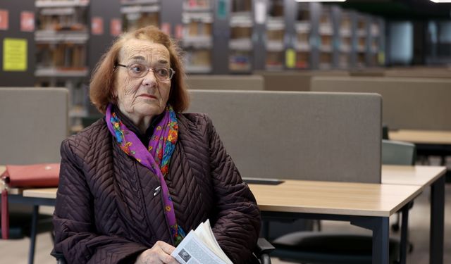 Emekli öğretmenin kitap sevgisi 73 yıldır sürüyor