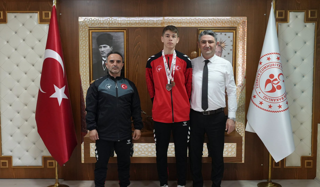 Türkiye Üçüncüsü Mehmet Refik Öztürk’e İl Müdürü Cemil Boz’dan Tebrik