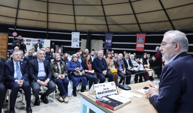 SERDİVAN KİTAP FUARI’NDA CEVİZOĞLU VE ÖZTÜRK’E YOĞUN İLGİ