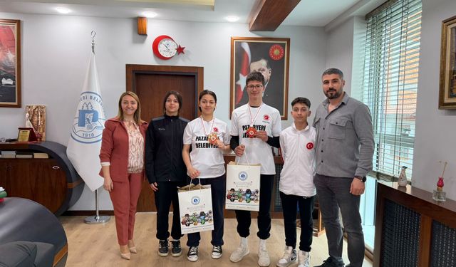 Pazaryeri Belediye Başkanı Tekin başarılı sporcuları ödüllendirdi