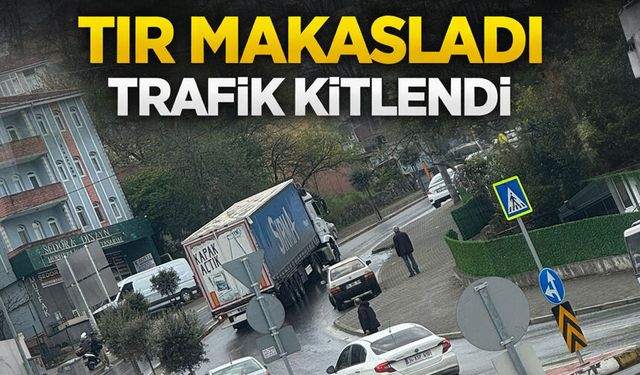 Tır makaslayınca trafik kitlendi