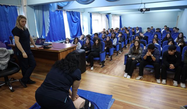 Büyükşehir’den öğrencilere uygulamalı ilk yardım eğitimi