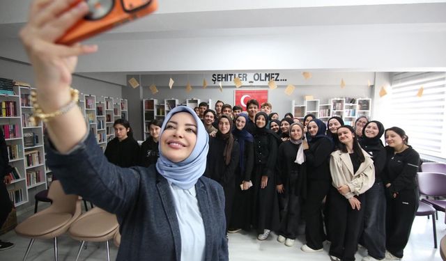 Çiğdem Erdoğan Öğrencilerin Davetini Geri Çevirmedi: “Ablalar Sözünü Tutar”