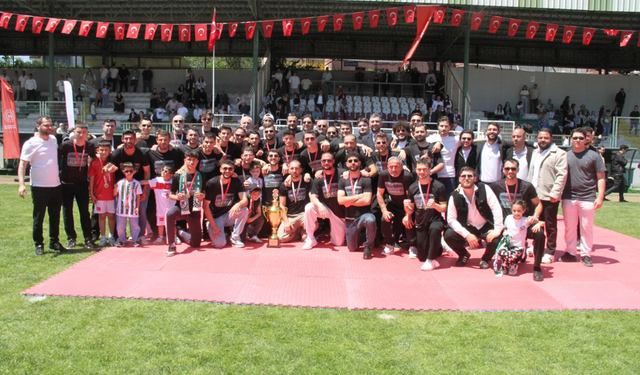 Sapancaspor Şampiyonluk Kupasını Coşkuyla Kaldırdı