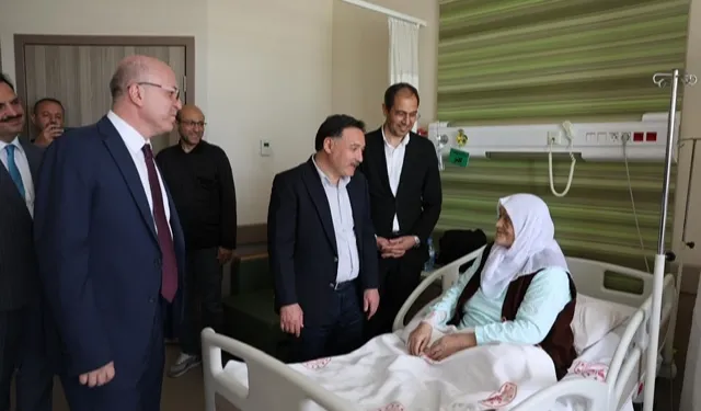 Kayseri Valisi Çiçek hastalarla bayramlaştı