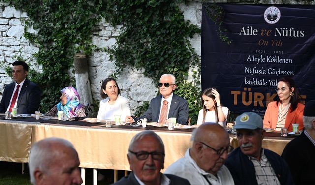 Kırklareli Valisi Turan, huzurevi sakinleri ve devlet korumasındaki çocuklarla bayramlaştı