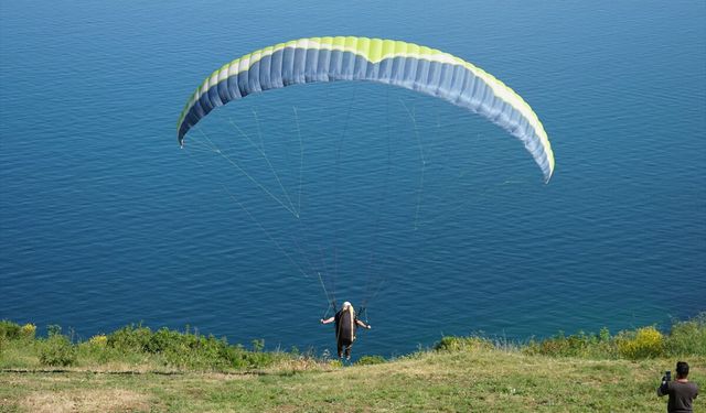 Mavi ve yeşilin buluştuğu Uçmakdere, bayramda paraşüt tutkunlarını ağırlıyor
