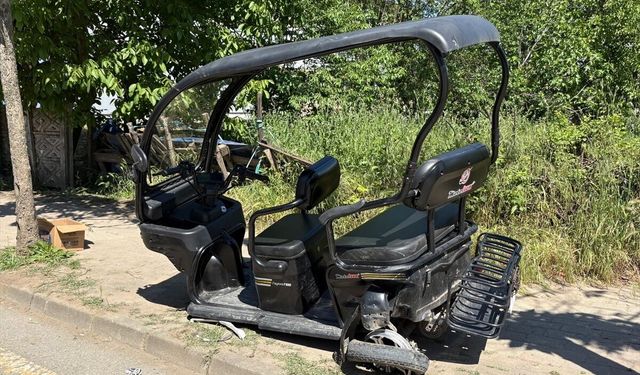 Sakarya'da sürücü kursu aracıyla çarpışan elektrikli motosikletteki 4 kişi yaralandı