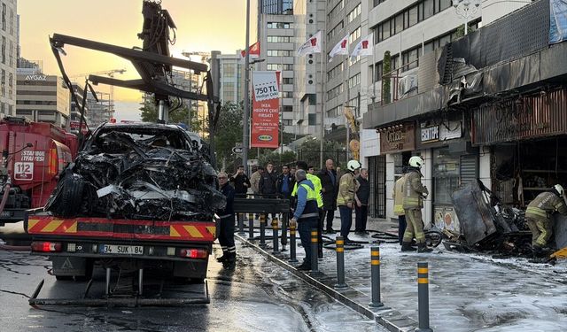 Şişli'de otomobilin iş yerine girmesi sonucu çıkan yangında 2 kişi yaralandı