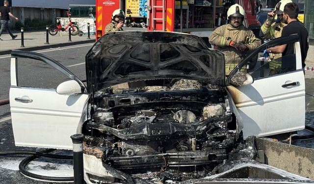 Şişli'de seyir halindeki otomobil yandı