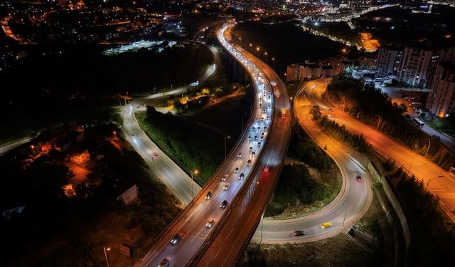 Tatilcilerin dönüşe geçmesiyle Anadolu Otoyolu'nun Kocaeli kesiminde akıcı yoğunluk yaşanıyor