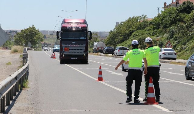 Tekirdağ'da bayram trafiği nedeniyle ağır tonajlı araçlar için İstanbul yönü kısıtlaması