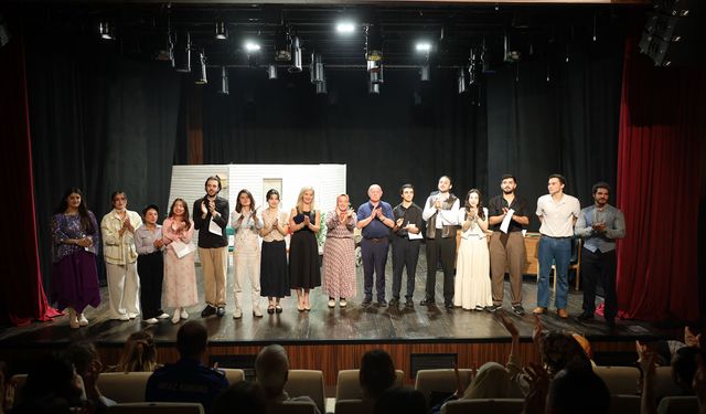 Genç Sahne Tiyatro Okulu'ndan Muhteşem Final! "Kapılar" Oyunu Ayakta Alkışlandı