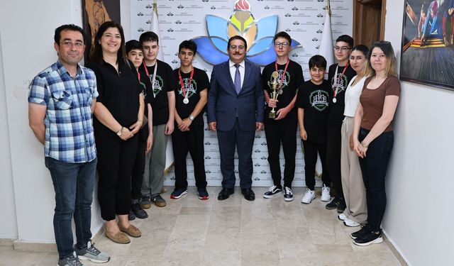 Türkiye İkincisi Satranç Takımından İl Millî Eğitim Müdürüne Ziyaret
