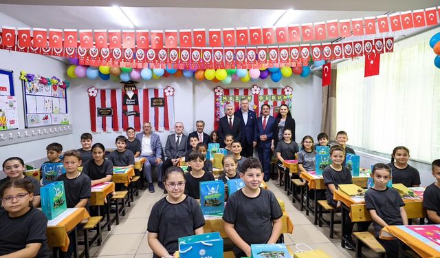 Başkan Alemdar miniklerin karne heyecanına ortak oldu