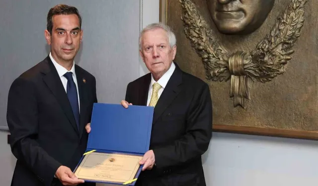 Fenerbahçe Başkanı Aziz Yıldırım mazbatasını aldı