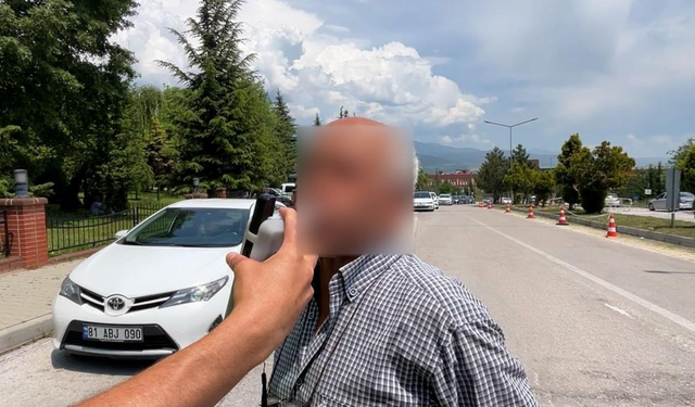 Yokuşta Geri Kaçan Araç Aynı Otomobile 3 Kez Çarptı