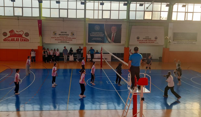 Geyve'de Anneler Günü'ne Özel Voleybol Turnuvası Başladı