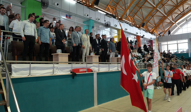 Adapazarı’nın Kurtuluşunun 105. Yılı Yüzme Yarışlarıyla Kutlandı