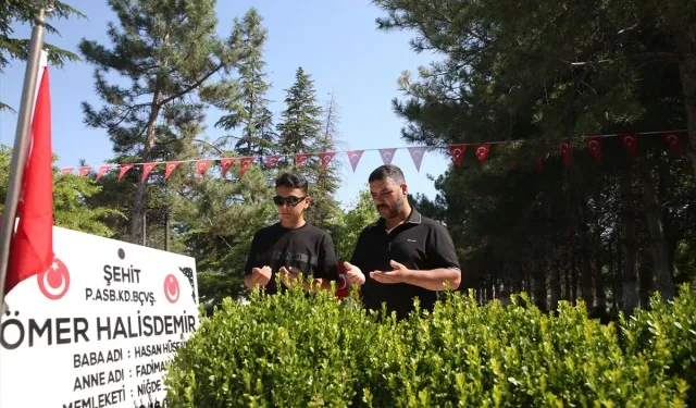 15 Temmuz kahramanı şehit Ömer Halisdemir'in kabrinde yoğunluk yaşanıyor