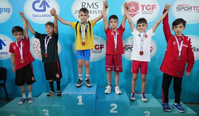 Serdivan Belediyesi Güreş Takımı Türkiye Şampiyonası'nda Tarih Yazdı: 11 Derece, 6 Milli Sporcu