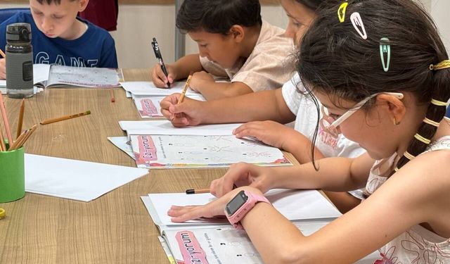 Genç Düşünürler Bilim Atölyesi'nde Çocuklar Bilimi Deneyerek Keşfetti
