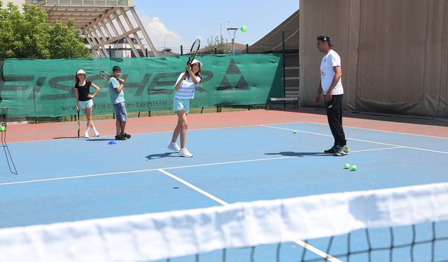 Yaz Tenis Kurslarına Yoğun İlgi: Çocuklar Tatili Kortlarda Geçiriyor