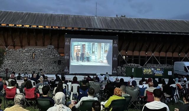 Komşuda sandalyeyi kapan açık hava sinemasına koştu