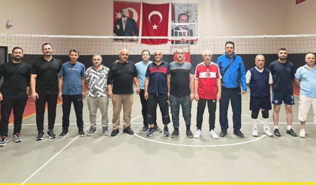 Akyazı İlçe Milli Eğitim Müdürlüğü personeli voleybolda buluştu