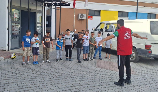 Geyve Gençlik Merkezi’nde Yaz Kulübü Öğrencileri Güne Sporla Başladı