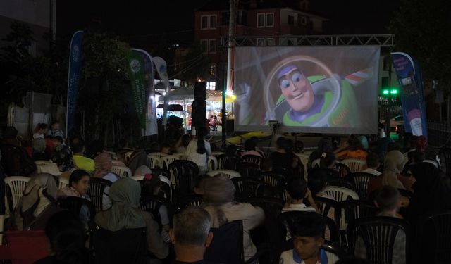 Büyükşehir’in Yaz Sineması Ferizli ve Karasu’da çocuklarla buluştu