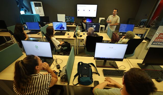 Genç Atölye’de İlk Hafta Geleneksel Sanat ve Yapay Zekâ Eğitimleriyle Tamamlandı